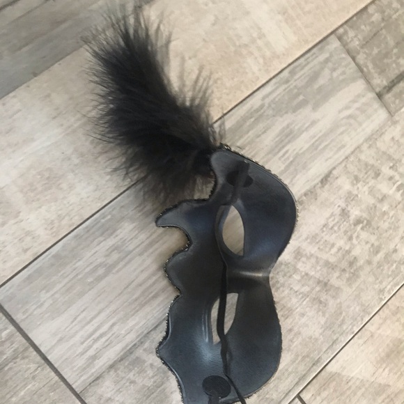 Masquerade Mask Black White Gold - Picture 8 of 8